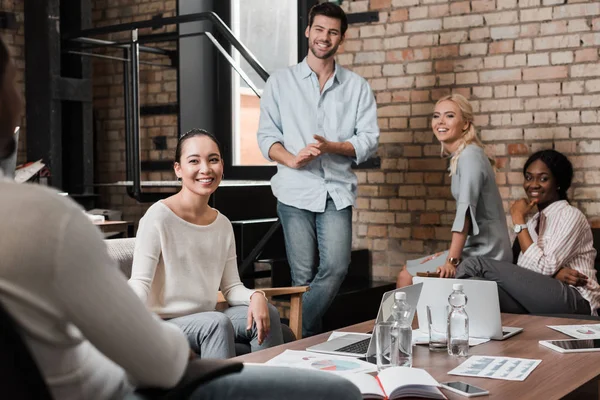 Jóvenes Empresarios Multiculturales Sonriendo Durante Lluvia Ideas Oficina —  Fotos de Stock