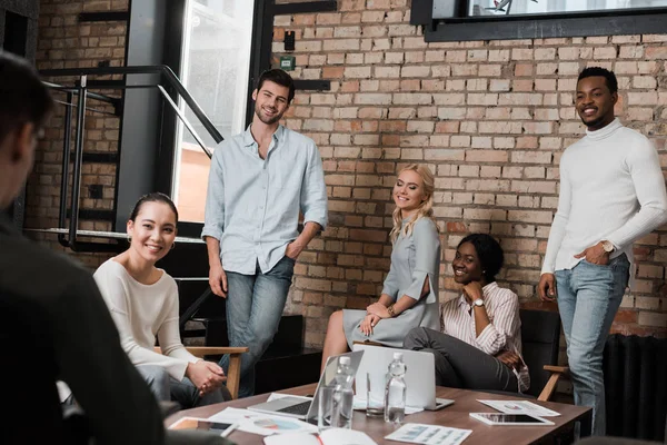 Jovens Empresários Multiculturais Sorrindo Durante Reunião Escritório — Fotografia de Stock