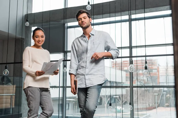 Pregnant Asian Businesswoman Holding Papers While Standing Handsome Colleague — Stock Photo, Image