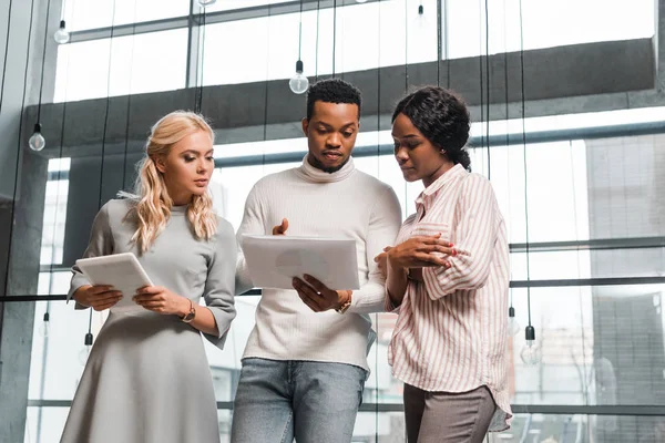 Joven Empresaria Sosteniendo Tableta Digital Mientras Está Pie Cerca Colegas — Foto de Stock