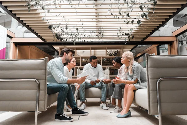 Junge Multikulturelle Geschäftsleute Sitzen Während Einer Besprechung Der Büro Lounge — Stockfoto