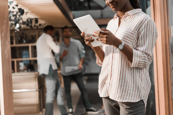 Visão Cortada Empresária Afro Americana Usando Tablet Digital Perto Colegas — Fotografia de Stock