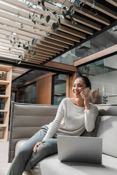 Fröhliche Asiatische Geschäftsfrau Die Auf Dem Smartphone Spricht Während Sie — Stockfoto