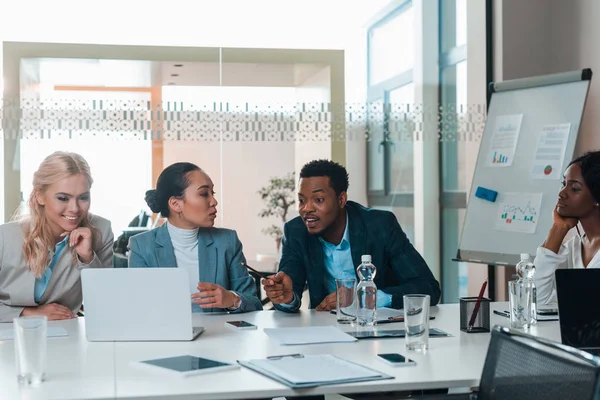 Opgewonden Multiculturele Ondernemers Zitten Conferentiezaal Kijken Naar Laptop — Stockfoto