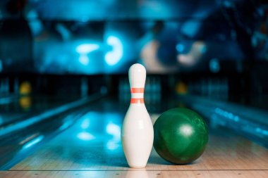 Bovling topunun ve bowling kulübündeki Skittle sokağının seçici odağı