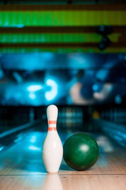 Bowling topunun ve bovling salonunun seçici odak noktası
