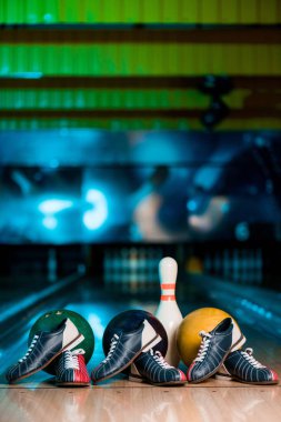 Bowling ayakkabılarının, topun ve Skittle 'ın seçici odak noktası