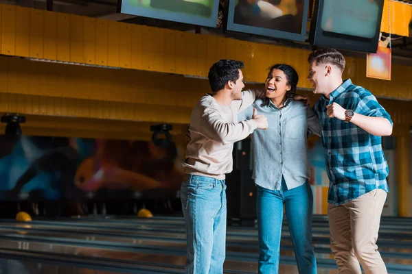 Amigos Multiculturales Felices Abrazando Mostrando Gestos Ganadores Club Bolos — Foto de Stock