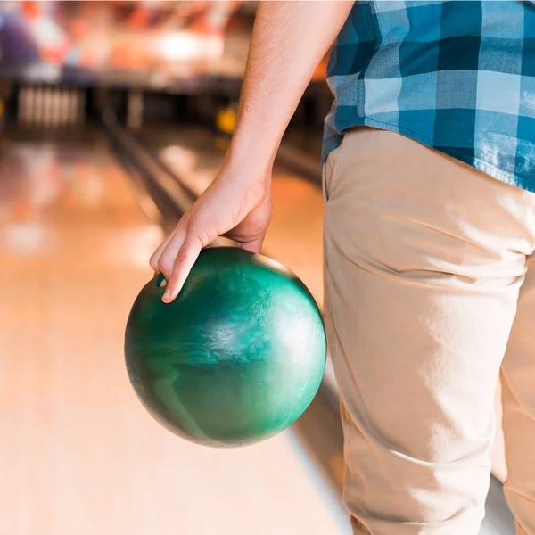 Junger Mann Hält Bowlingball Der Nähe Der Kegelbahn — Stockfoto