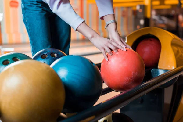 Vista Recortada Joven Mujer Eligiendo Bola Bolos — Foto de Stock