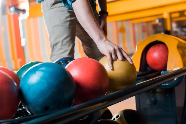 Teilansicht Des Mannes Der Bowlingball Bowlingclub Wählt — Stockfoto