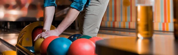 Ausgeschnittene Ansicht Eines Mannes Der Bowlingkugel Nimmt Panoramaaufnahme — Stockfoto