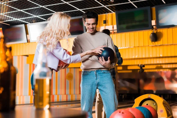 Blondes Mädchen Berührt Bowlingball Den Händen Ihres Lächelnden Freundes — Stockfoto