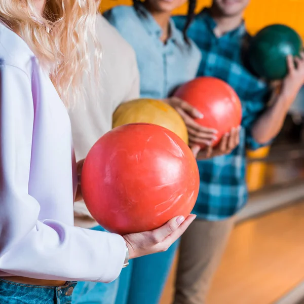 Teilansicht Von Multikulturellen Freunden Die Bowlingbälle Halten Während Sie Bowlingclub — Stockfoto