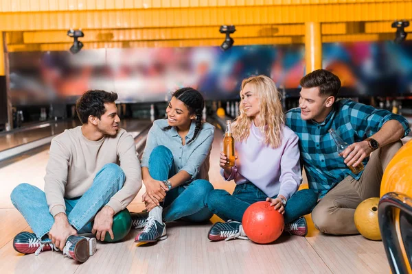 Vrolijke Multiculturele Vrienden Met Flessen Bier Zittend Pratend Kegelbaan Bowlingclub — Stockfoto