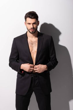 yakışıklı sakallı adam beyaz kamera bakıyor 