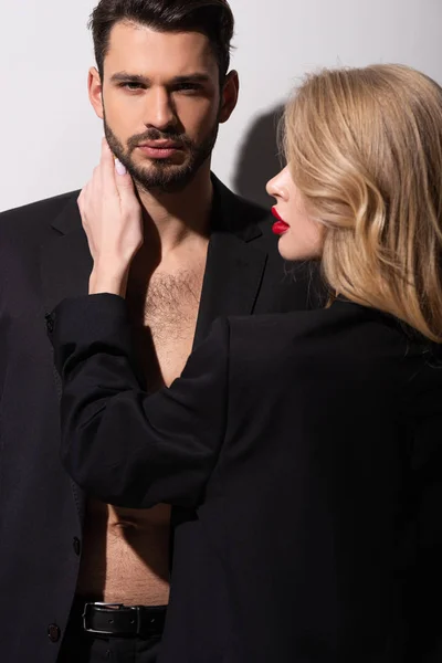 Aantrekkelijke Vrouw Met Rode Lippen Aanraken Bebaarde Man Wit — Stockfoto