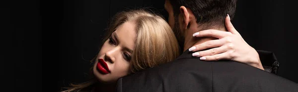 Colpo Panoramico Bella Donna Abbracciando Uomo Isolato Nero — Foto Stock