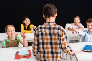 Okullu çocukların, siyahi ve zorba kavramları işaret eden arka plan bakışları. 