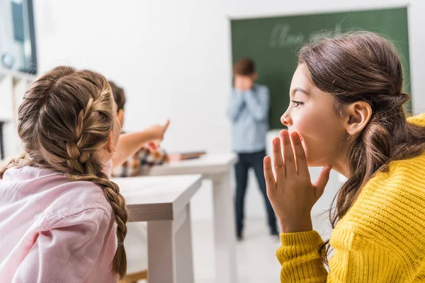 女子校生の噂話の選択的焦点同級生が指で指している間に動揺女子校生 いじめの概念 — ストック写真