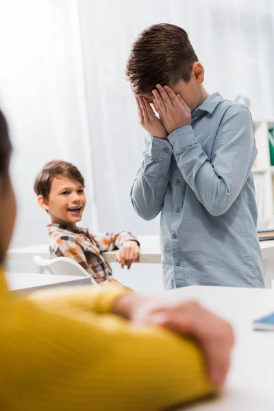 Selectieve Focus Van Gelukkige Schoolkinderen Kijken Naar Boos Schooljongen Cover — Stockfoto