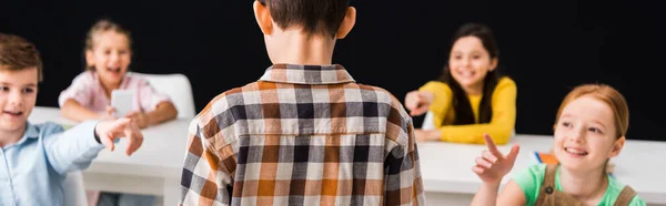 Panoramisch Schot Van Schoolkinderen Wijzen Met Vingers Naar Schooljongen Geïsoleerd — Stockfoto