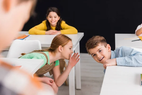 Selektivt Fokus Skolbarn Skvallrar Nära Klasskamrat Isolerad Svart Mobbning Koncept — Stockfoto