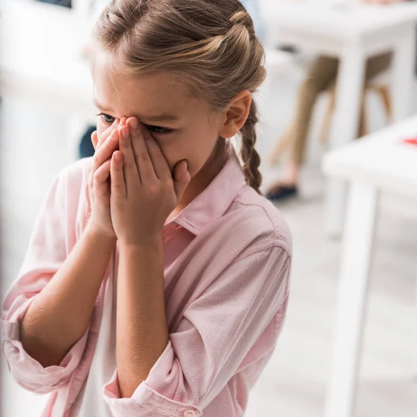 Aufgebrachtes Schulkind Weint Klassenzimmer Mobbingkonzept — Stockfoto