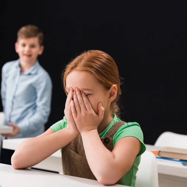 Enfoque Selectivo Niño Molesto Llorando Cerca Compañero Clase Aislado Negro —  Fotos de Stock