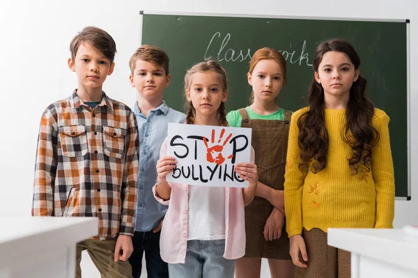 Foco Seletivo Alunos Segurando Cartaz Com Letras Stop Bullying — Fotografia de Stock