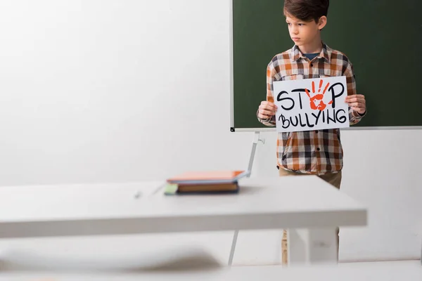 Enfoque Selectivo Del Niño Sosteniendo Pancarta Con Letras Stop Bullying — Foto de Stock