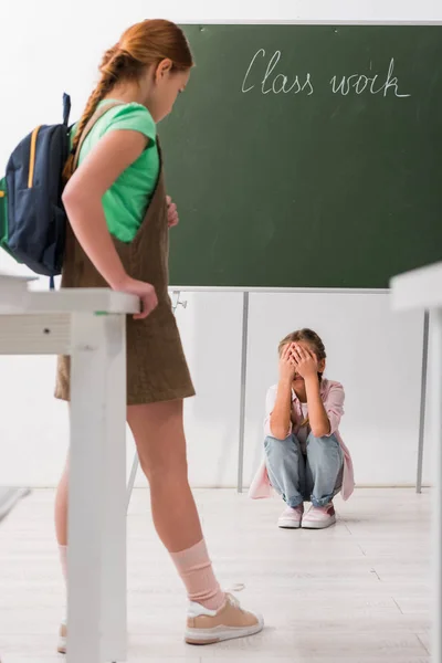 Selektivt Fokus Hos Skolbarn Som Tittar Gråtande Klasskamrat Mobbning Koncept — Stockfoto