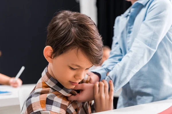 Selektiver Fokus Von Grausamem Schulkind Mobbing Verängstigte Mitschülerin — Stockfoto