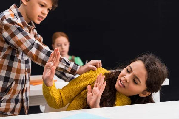 Selektivt Fokus Grym Skolpojke Mobbning Skrämd Skolflicka Nära Klasskamrat — Stockfoto