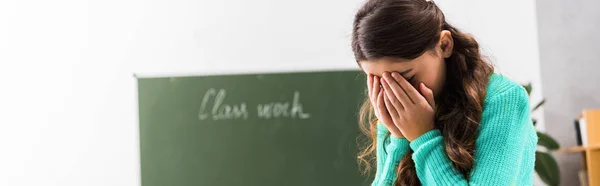 Upprörd Och Mobbad Skolflicka Gråter Klassrummet — Stockfoto