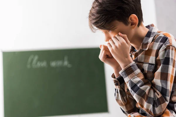 Zorbalık Depresyondaki Okul Çocuğu Sınıfta Yüzünü Kapatıyor — Stok fotoğraf