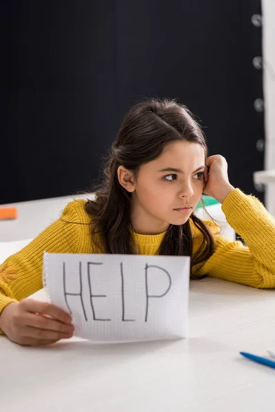 Upprörd Skolflicka Håller Papper Med Hjälp Bokstäver Och Tittar Bort — Stockfoto