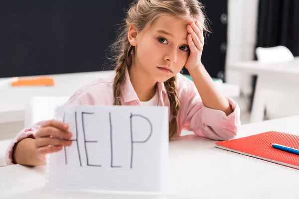 Selective Focus Sad Schoolgirl Holding Paper Help Lettering Bullying Concept — Stock Photo, Image