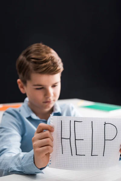 Selektive Fokussierung Frustrierter Schüler Auf Papier Mit Hilfe Von Schriftzügen — Stockfoto