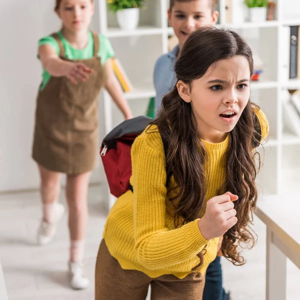 Selectieve Focus Van Gepest Schoolmeisje Vlucht Voor Klasgenoten Pesten Concept — Stockfoto