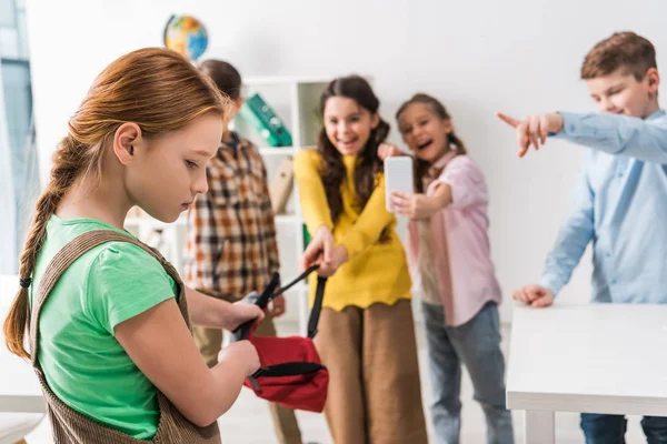 Selektivt Fokus Mobbade Skolflicka Som Håller Ryggsäck Nära Grymma Klasskamrater — Stockfoto