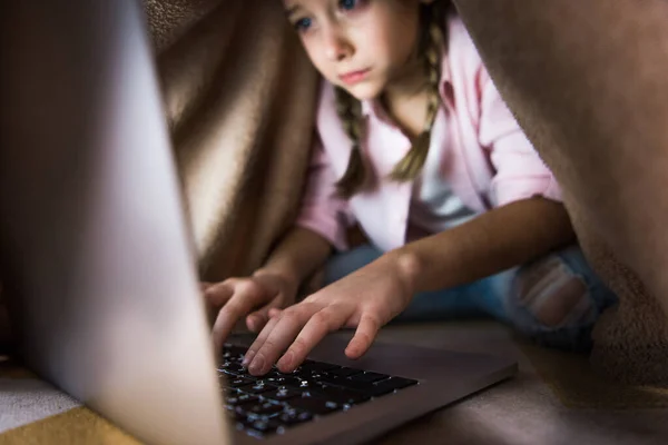 Selective Focus Frustrated Kid Covered Blanket Typing Laptop Keyboard Cyberbullying — Stock Photo, Image