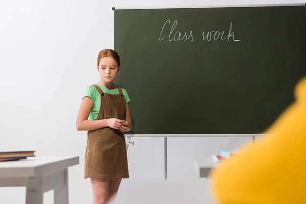 Selektiver Fokus Trauriger Schulmädchen Steht Neben Kreidetafel Mit Klassenarbeiten Schriftzug — Stockfoto