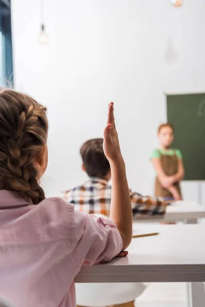 Enfoque Selectivo Del Escolar Con Mano Levantada Cerca Compañeros Clase —  Fotos de Stock