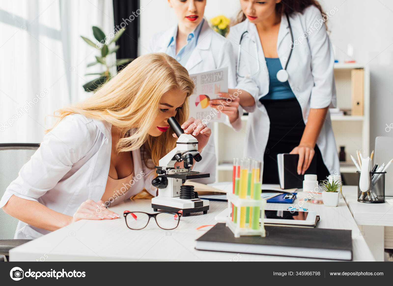 Foyer Sélectif Sexy Infirmière Regardant Travers Microscope Près Des