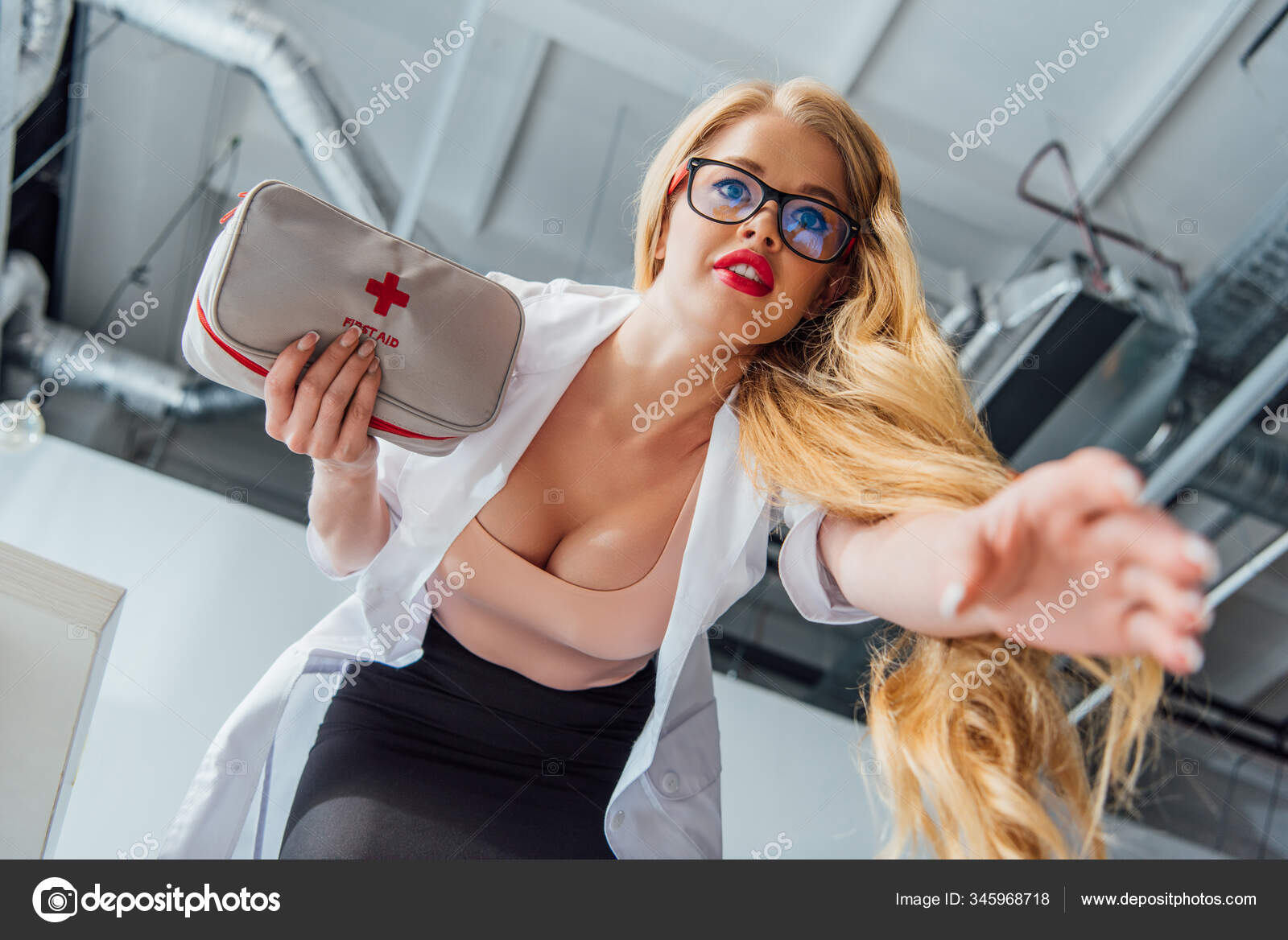 女性器ローアングル ローアングルビューのセクシーな看護師とともに巨乳ホールド応急処置キット — ストック写真 © VitalikRadko #345968718
