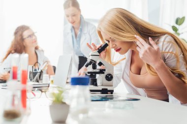 Mikroskopla bakan seksi hemşirenin seçici odağı 