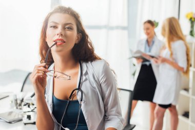 Klinikte dudaklarını yakın tutan seksi hemşirenin seçici odağı. 
