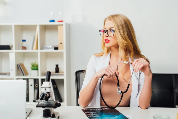 Sexy Krankenschwester Mit Brille Hält Stethoskop Neben Mikroskop Labor — Stockfoto