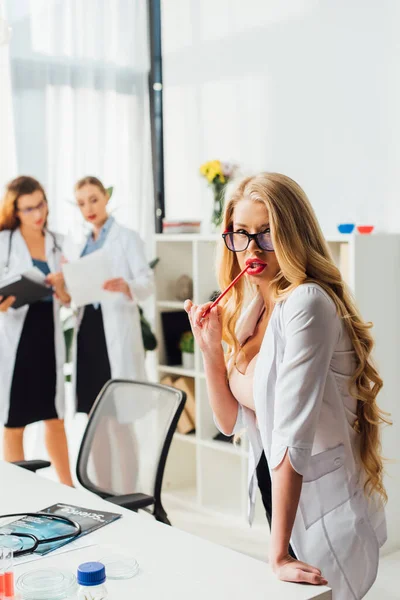 Selective Focus Sexy Nurse Holding Pencil Lips Clinic — Stock Photo, Image